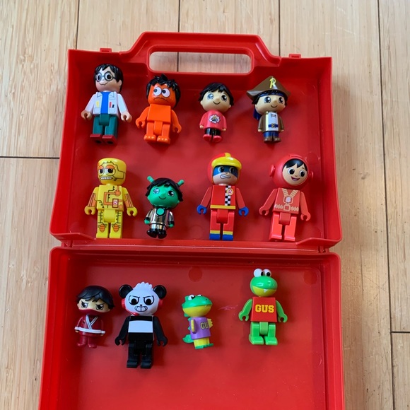 Pocket watch Ryans world robot, mini collectible figures lot of 13 Carrying case - Picture 1 of 9